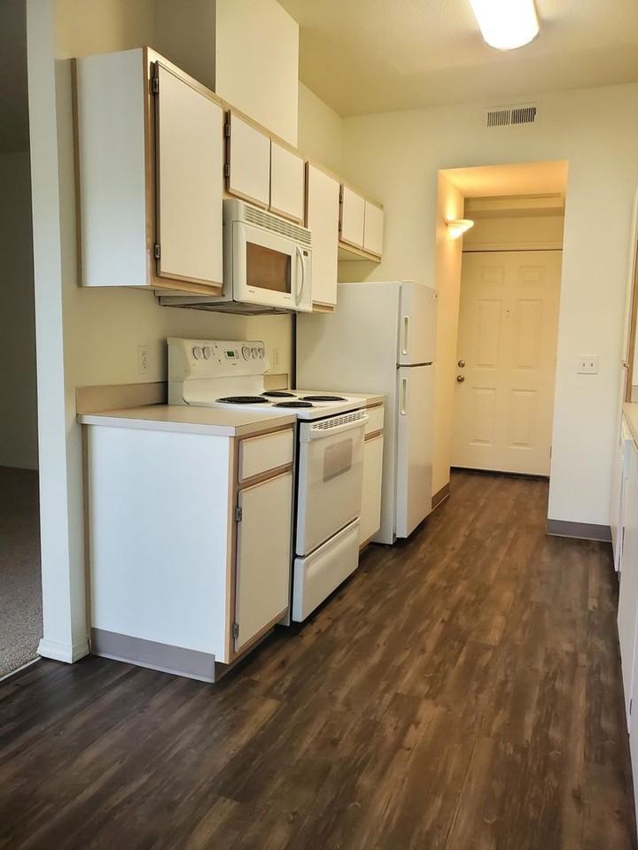 Aaron Ridge Apartments in Richland, WA with 1 or 2 Bedrooms, Pool, Fitness Center, A/C & More! - Photo 3 of 35