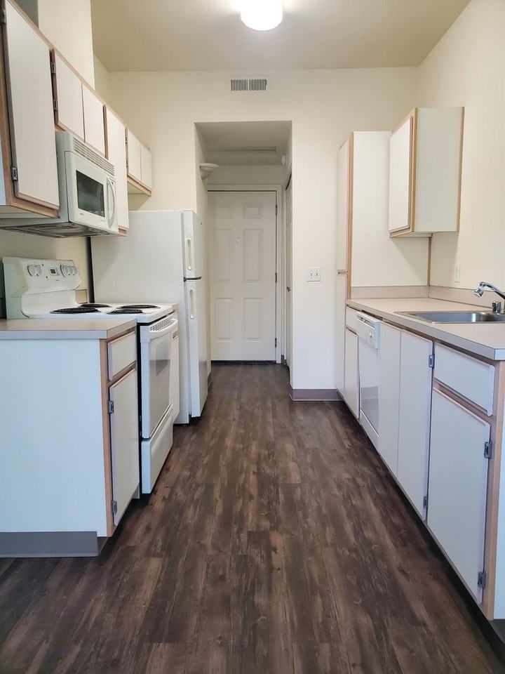 Aaron Ridge Apartments in Richland, WA with 1 or 2 Bedrooms, Pool, Fitness Center, A/C & More! - Photo 5 of 35