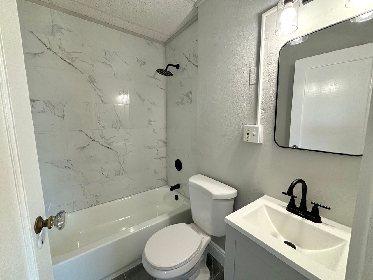 Nice and quiet apartments in New London - Photo 6 of 17