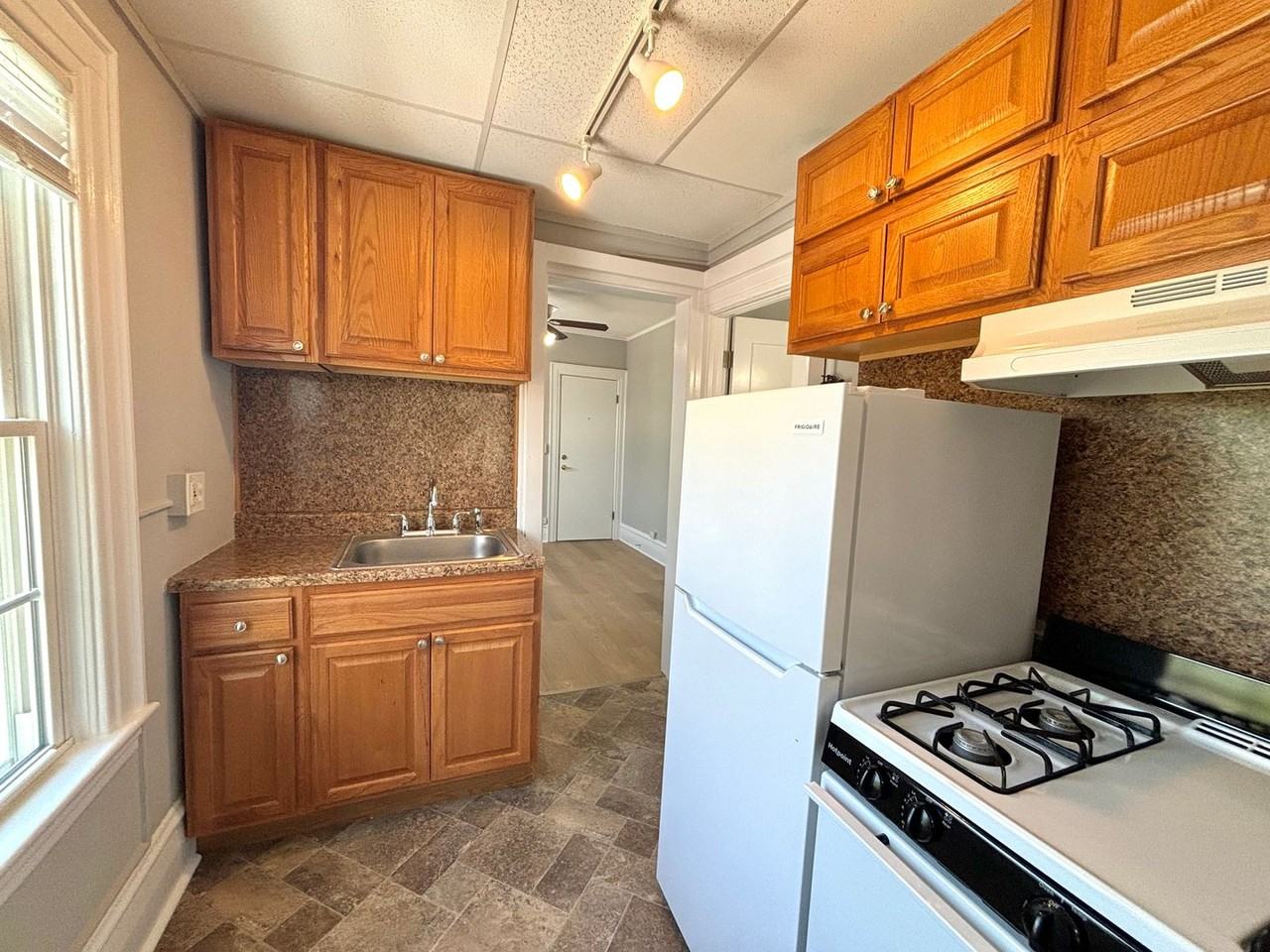 Nice and quiet apartments in New London - Photo 7 of 17