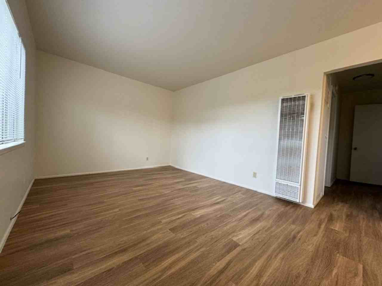 R-1615E - Photo 2 of 9