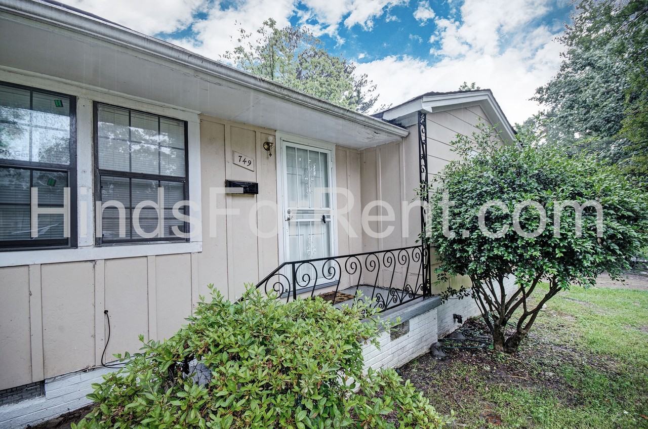 749 Montclair Place - Photo 2 of 20