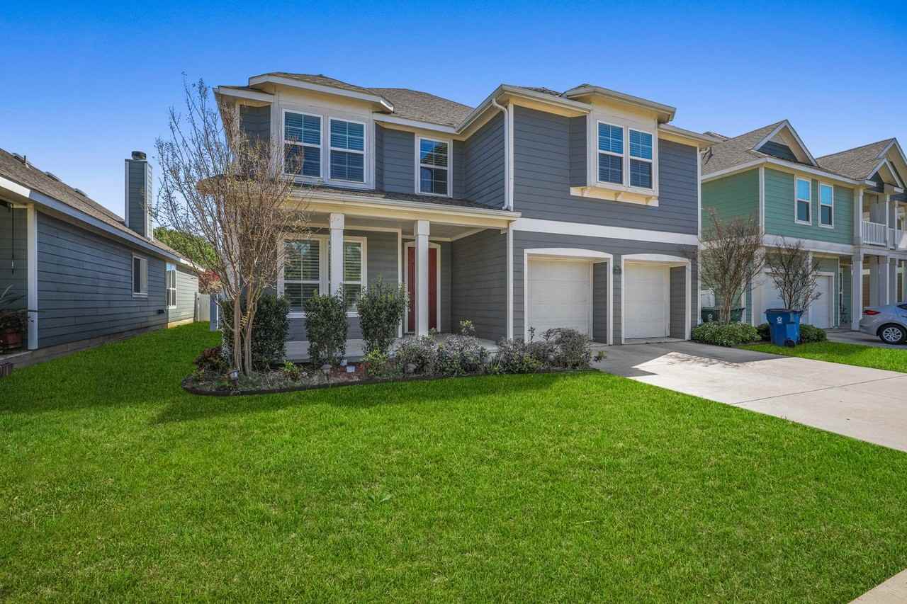 9232 Blackstone Dr - Photo 2 of 43