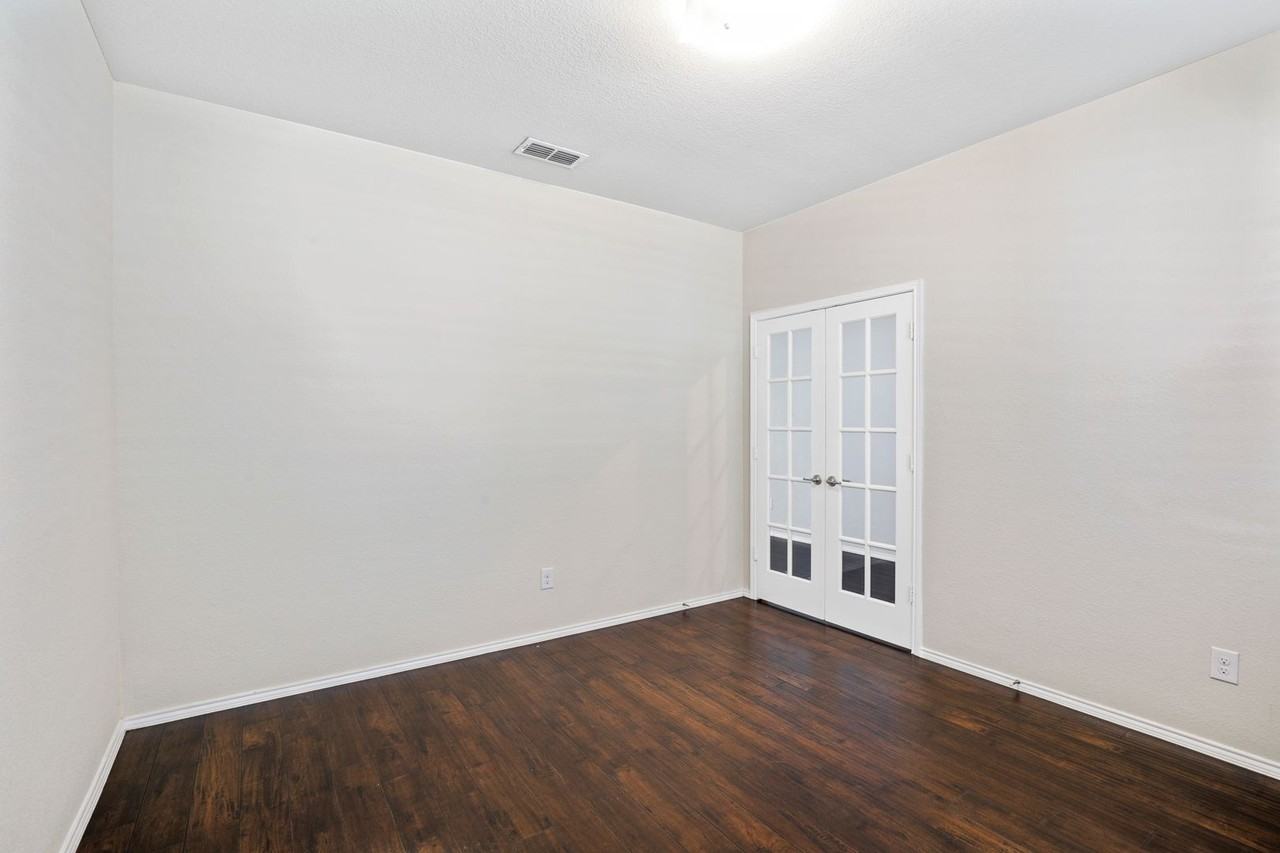 9232 Blackstone Dr - Photo 6 of 43