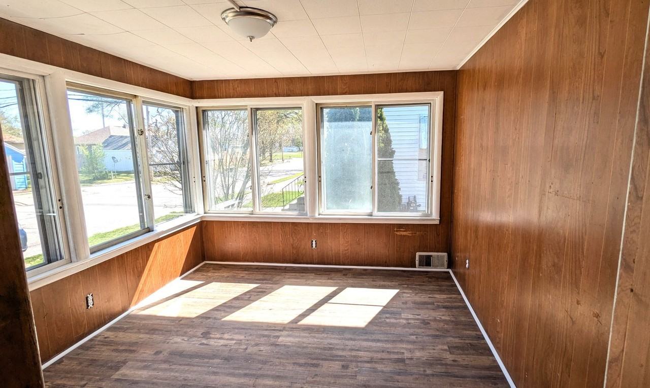 969 Fleming Ave - Photo 2 of 12