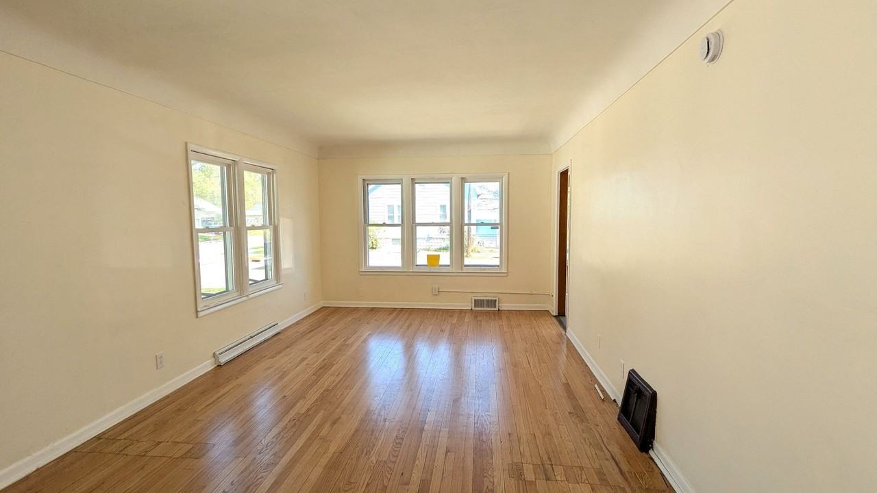 969 Fleming Ave - Photo 3 of 12