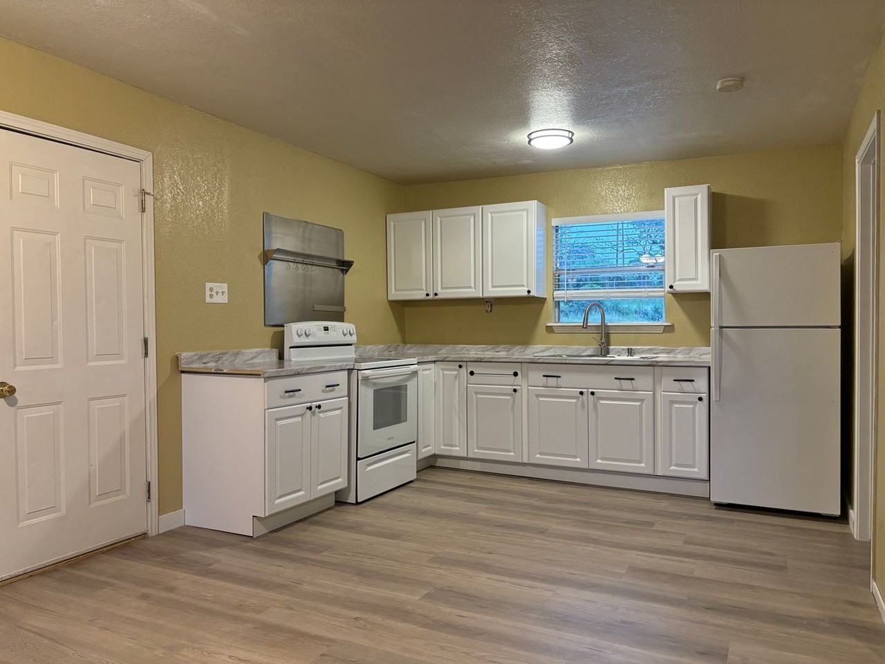 163 Oakridge Trl - Photo 2 of 8