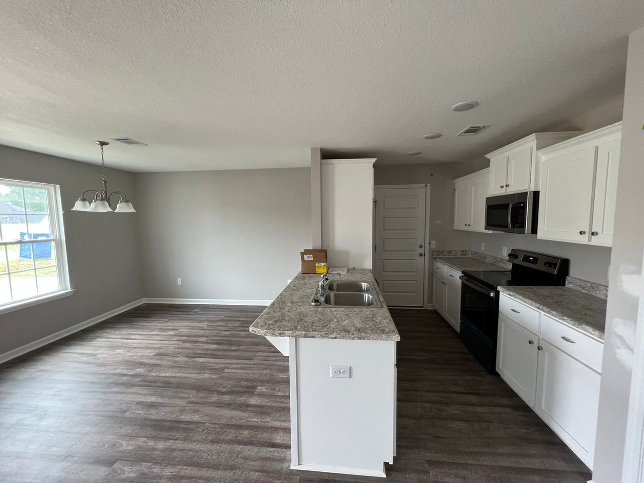 7054 White Pine Ave - Photo 4 of 14