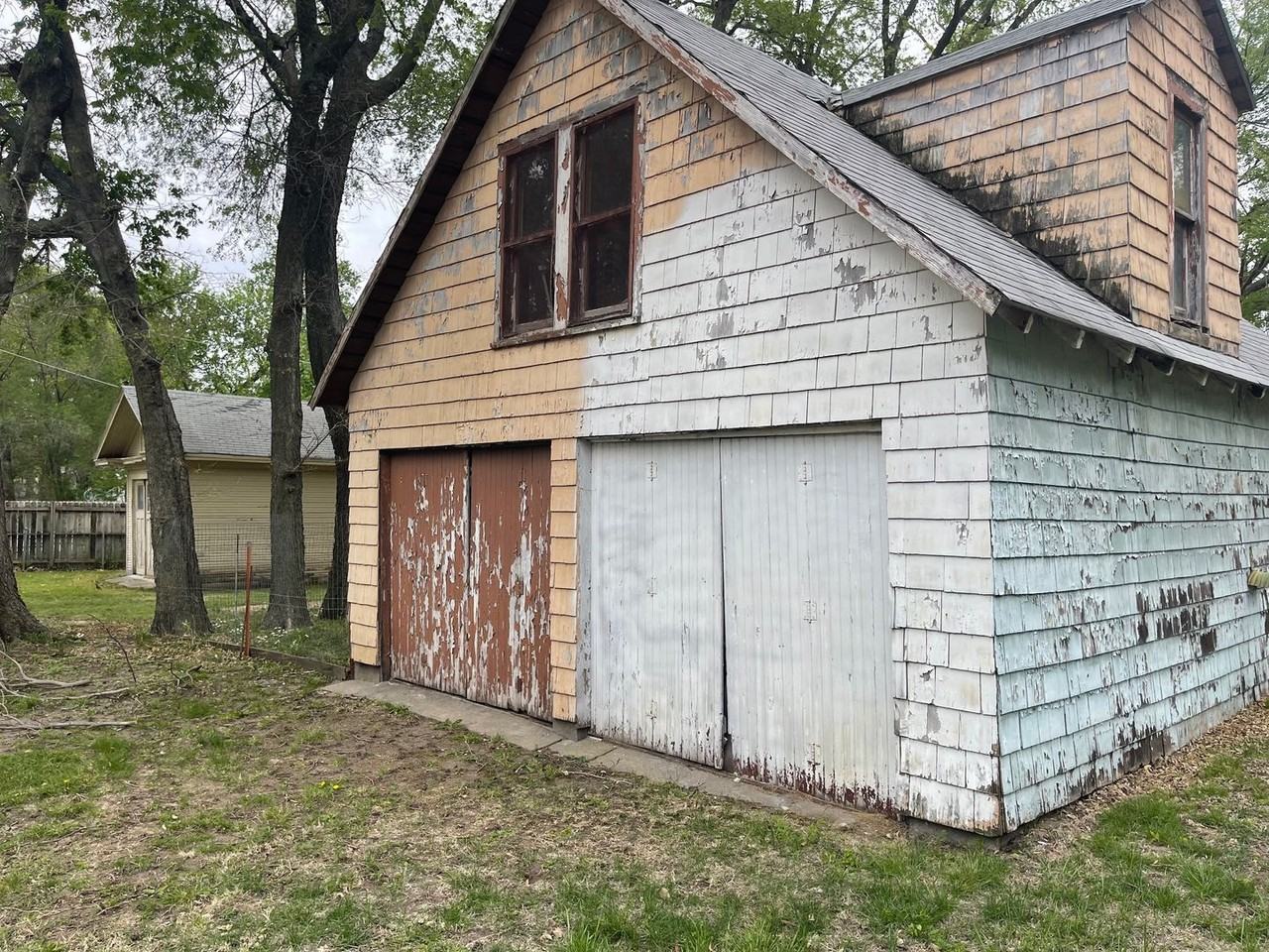 526 W 6th St - Photo 2 of 8