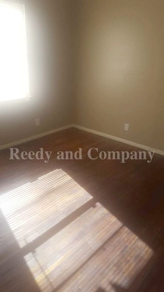 1645 Kilarney Ave - Photo 5 of 17