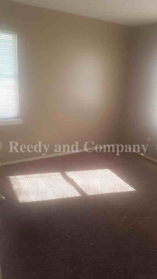 1645 Kilarney Ave - Photo 6 of 17