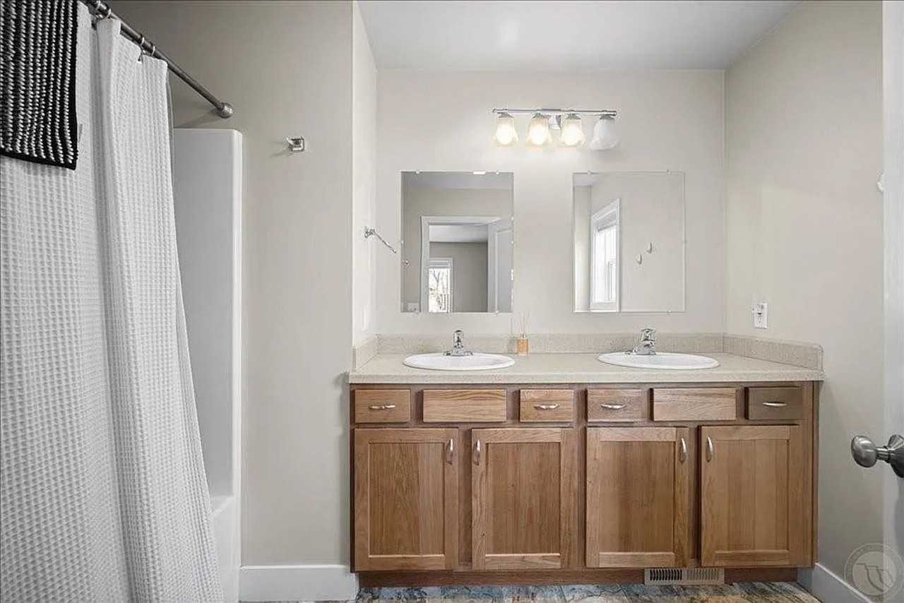 908 Midway Ln - Photo 4 of 9