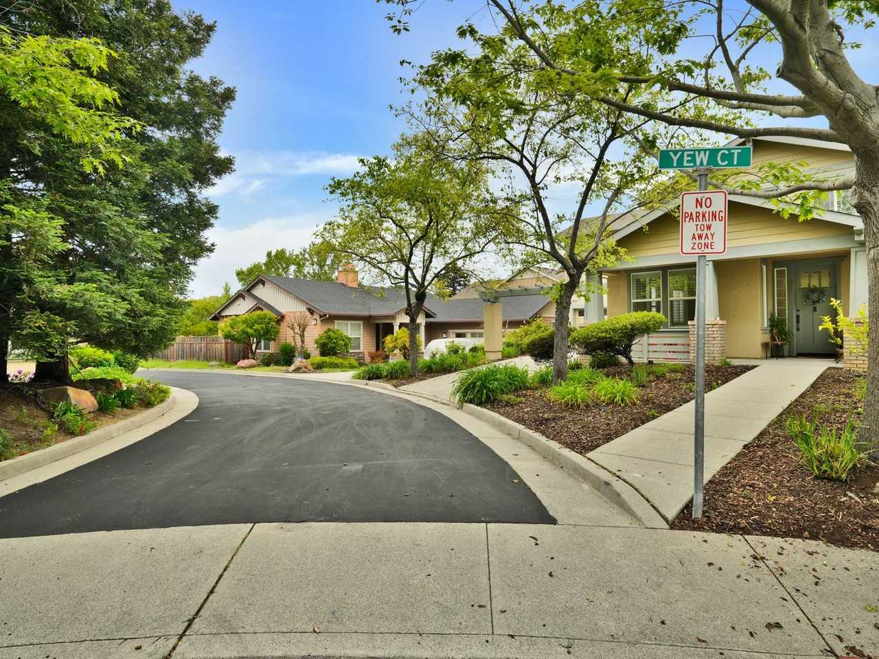 12 Yew Ct - Photo 2 of 30