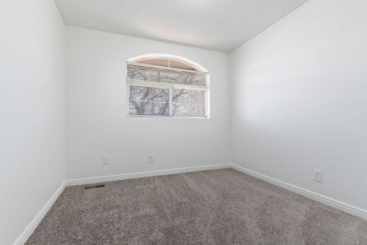 443 N Dorothea Way - Photo 6 of 26