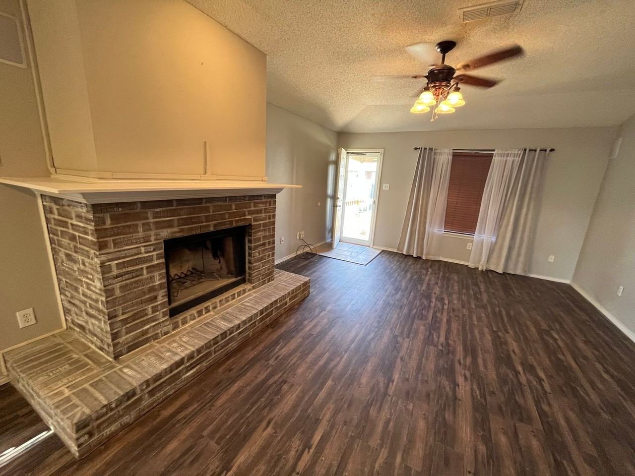 513 N Iola Ave - Photo 3 of 15