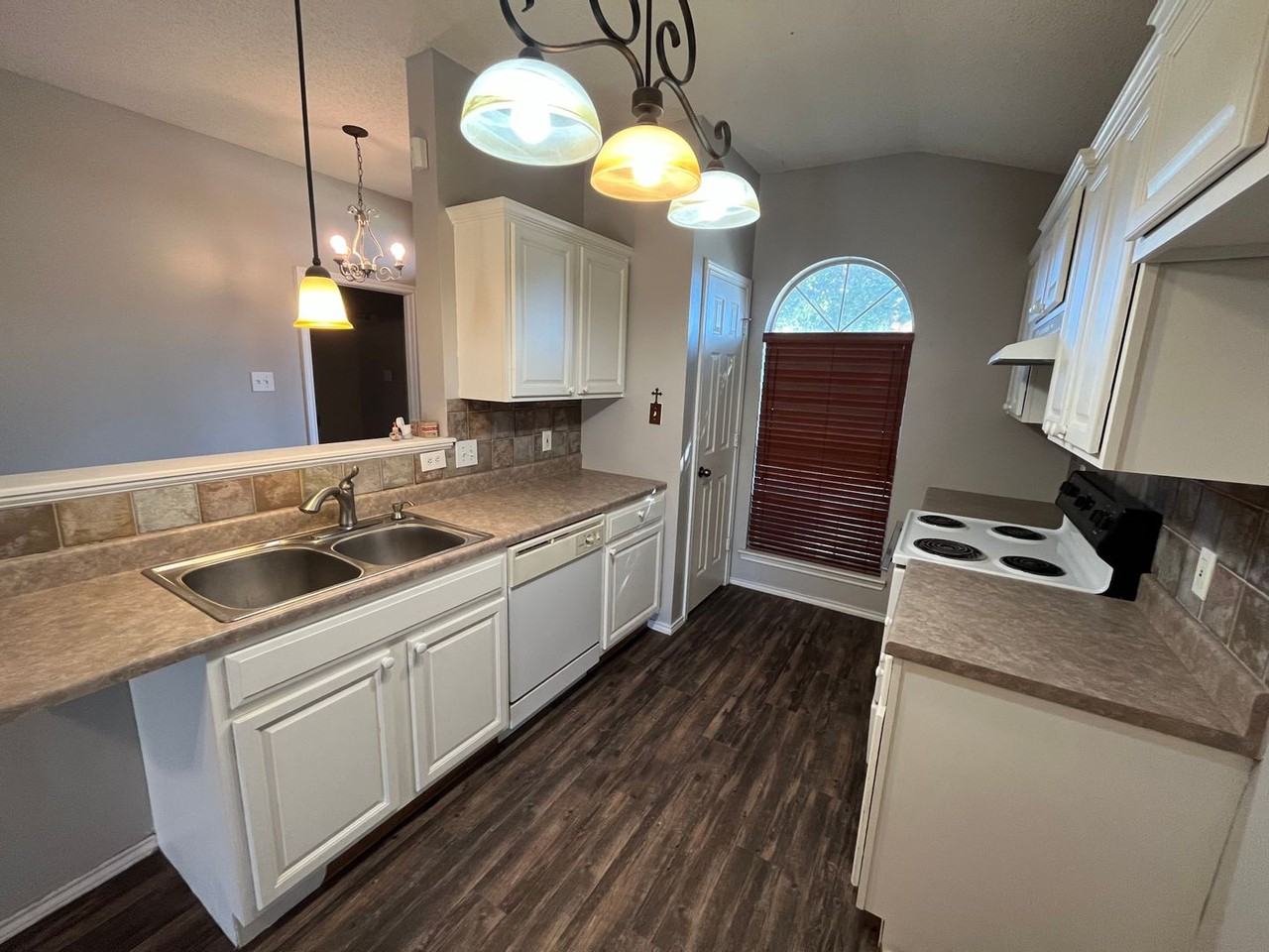 513 N Iola Ave - Photo 5 of 15