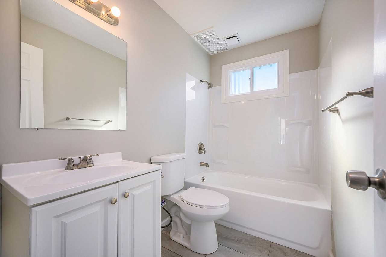 800 Ne 68th St - Photo 3 of 12