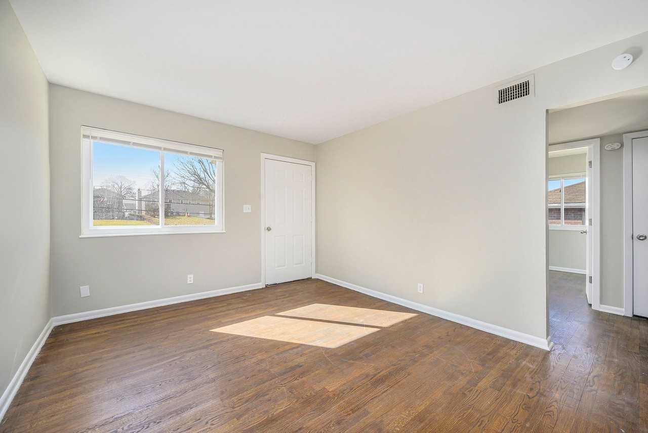 800 Ne 68th St - Photo 6 of 12