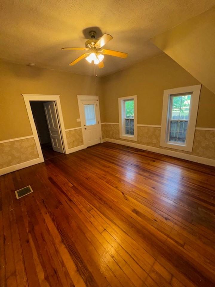 658 E Franklin St - Photo 2 of 10