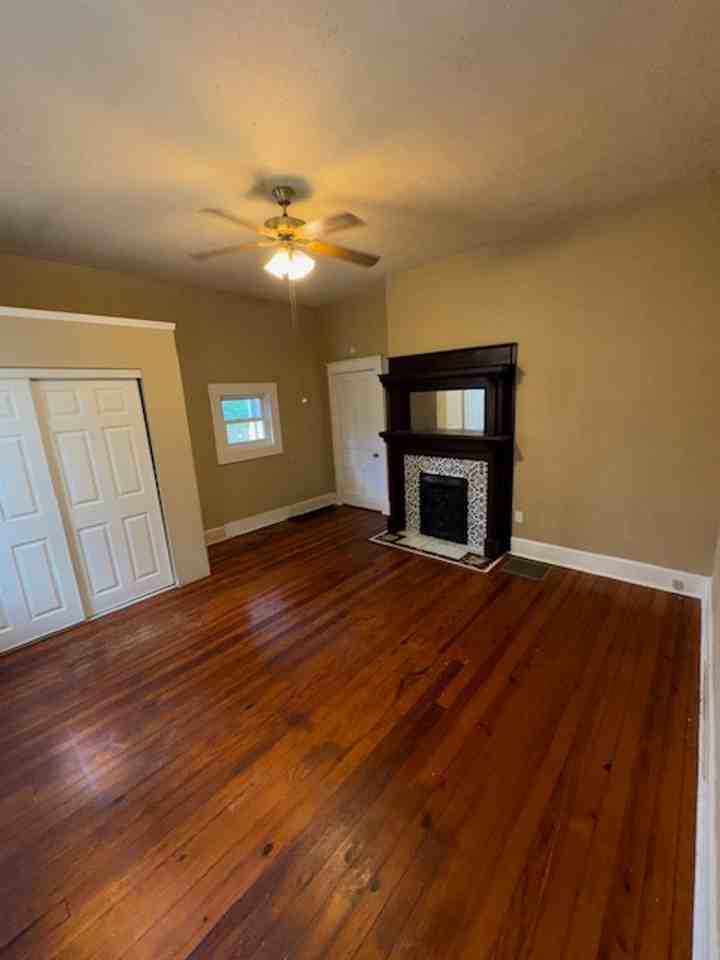 658 E Franklin St - Photo 3 of 10