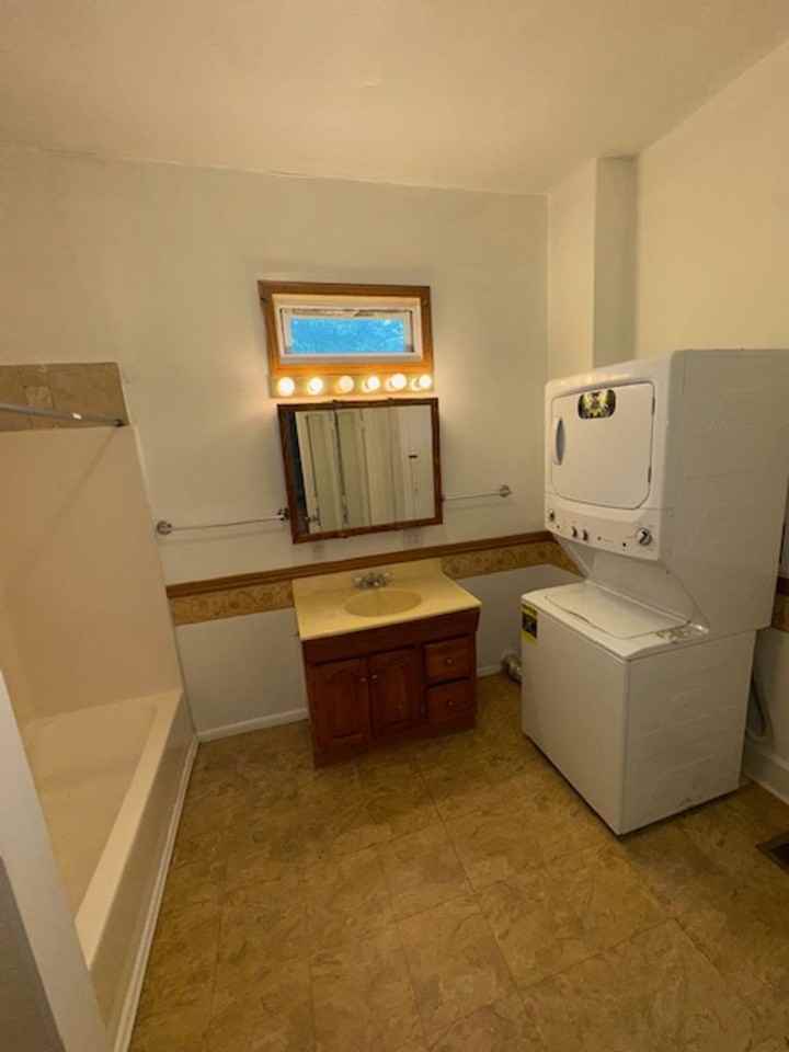 658 E Franklin St - Photo 4 of 10