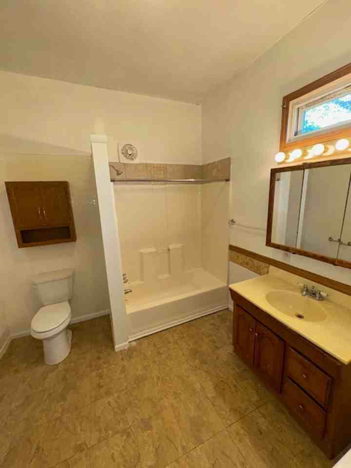 658 E Franklin St - Photo 5 of 10