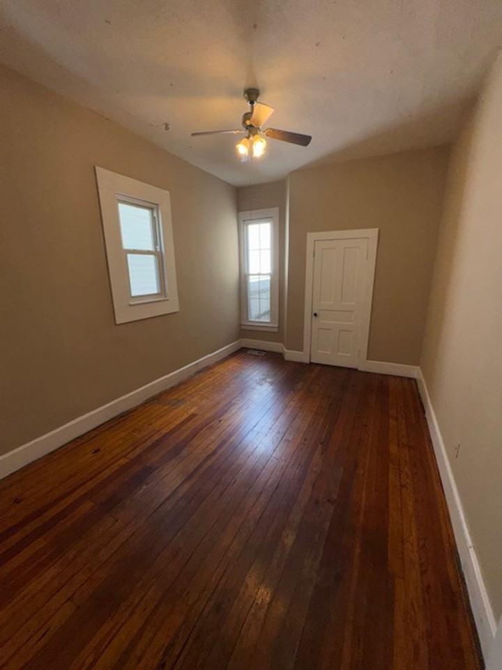 658 E Franklin St - Photo 6 of 10