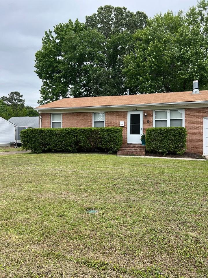 223 Larissa Dr - Photo 2 of 22