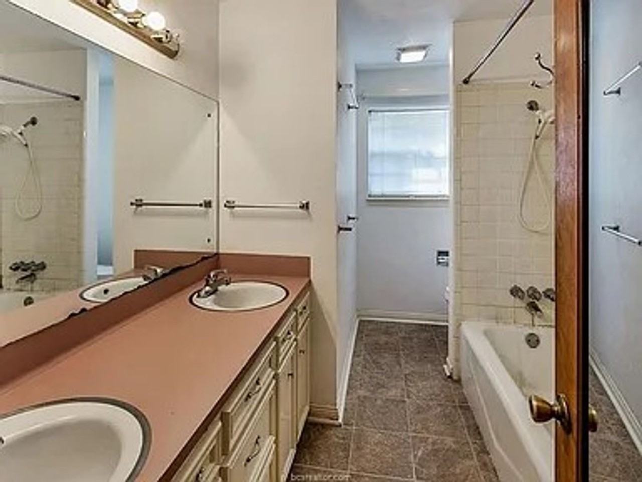 3802 Windridge Dr - Photo 3 of 10