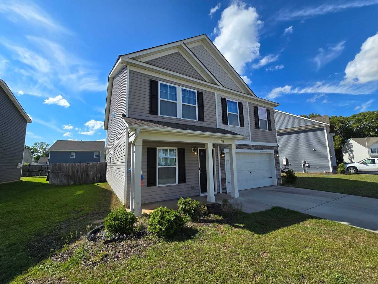 1718 Smalls Dr - Photo 3 of 32