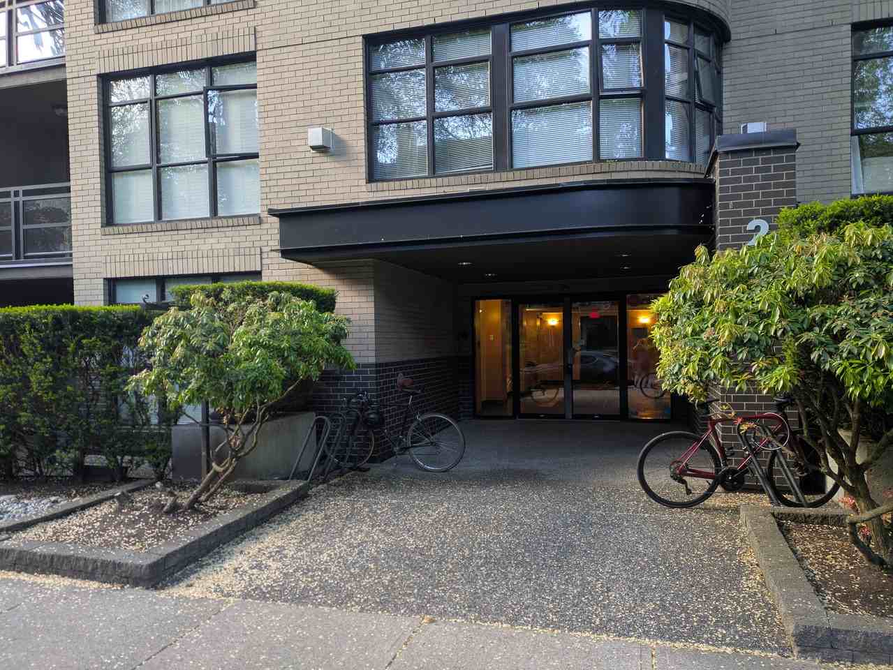 Yew St & W 10th Ave #106