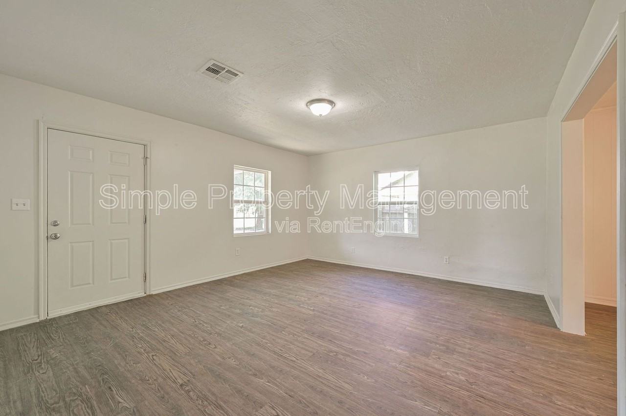 713 Sw 25th St - Photo 2 of 32