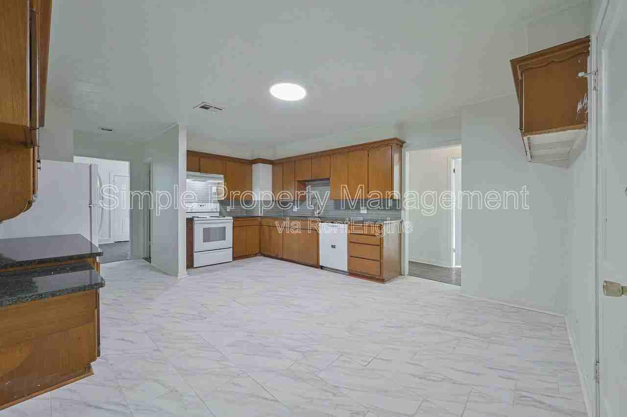 713 Sw 25th St - Photo 6 of 32