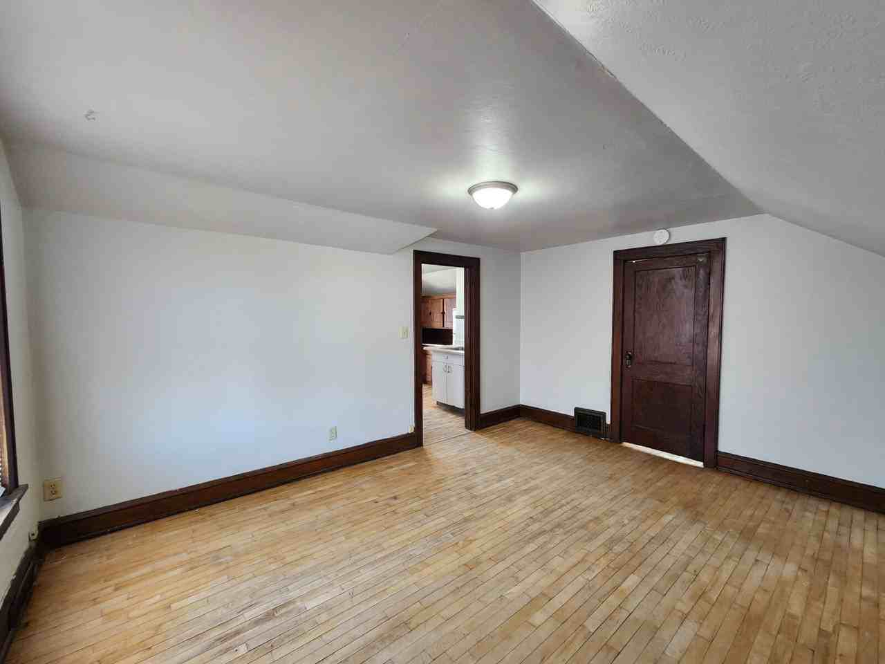 321 1/2 6th St - Photo 3 of 8