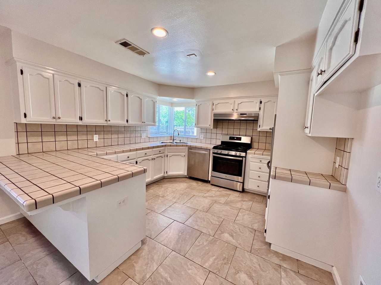 240 S Caesar Ave - Photo 2 of 20