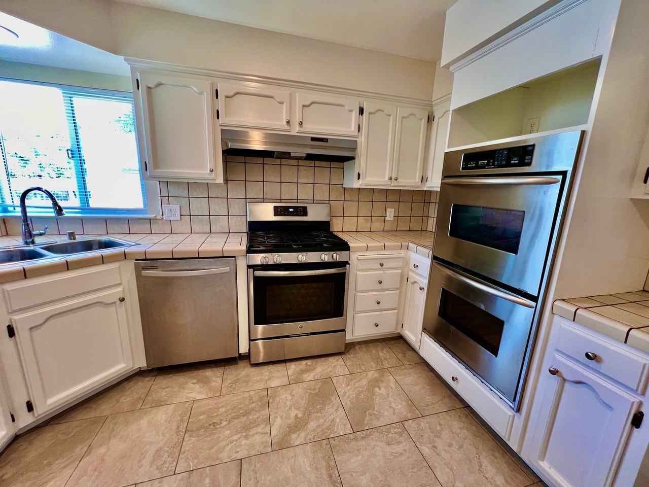 240 S Caesar Ave - Photo 3 of 20