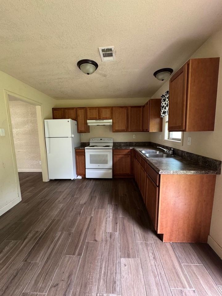 709 Christy Ave - Photo 2 of 9