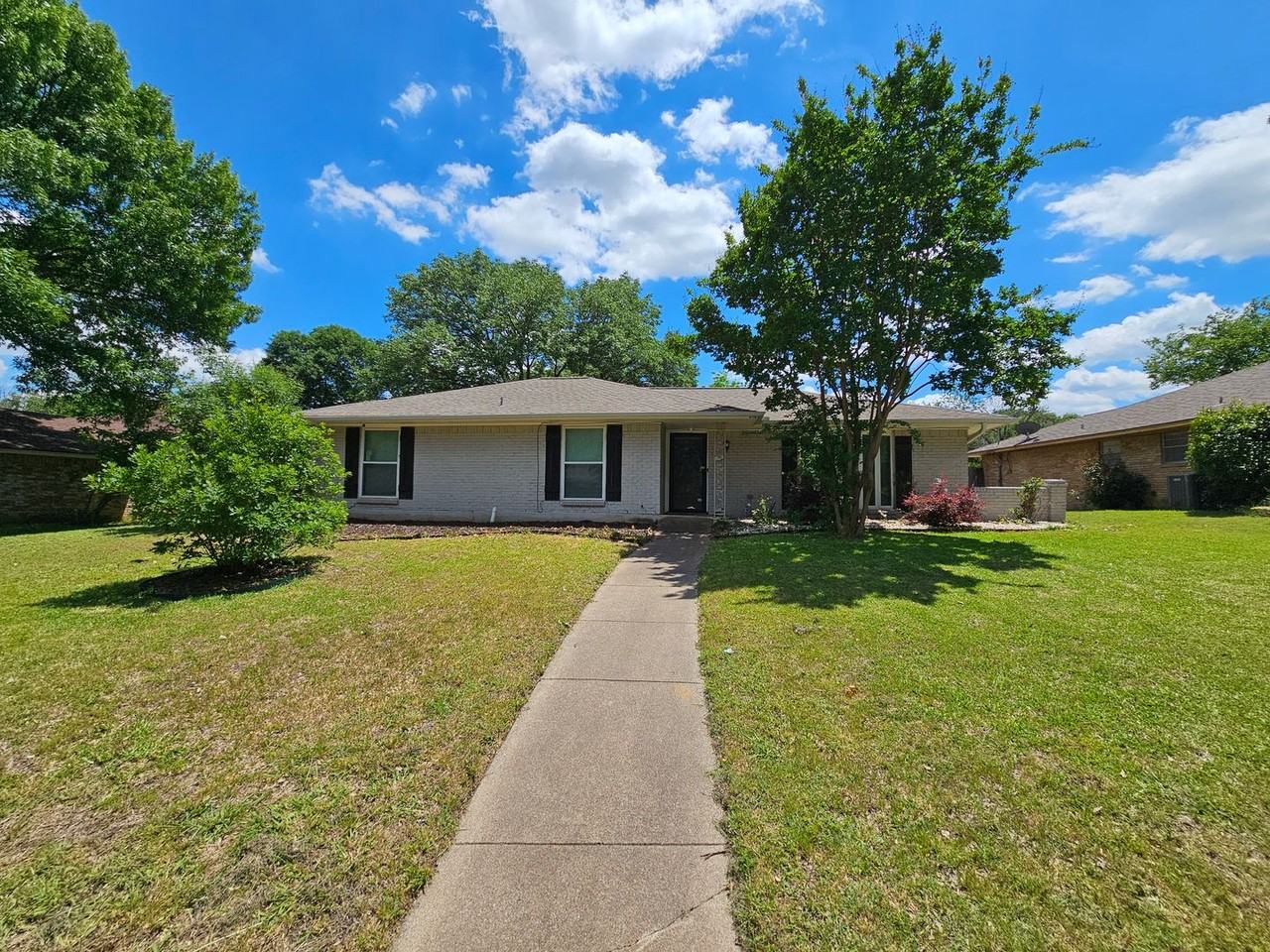 216 Wesley Dr - Photo 2 of 34