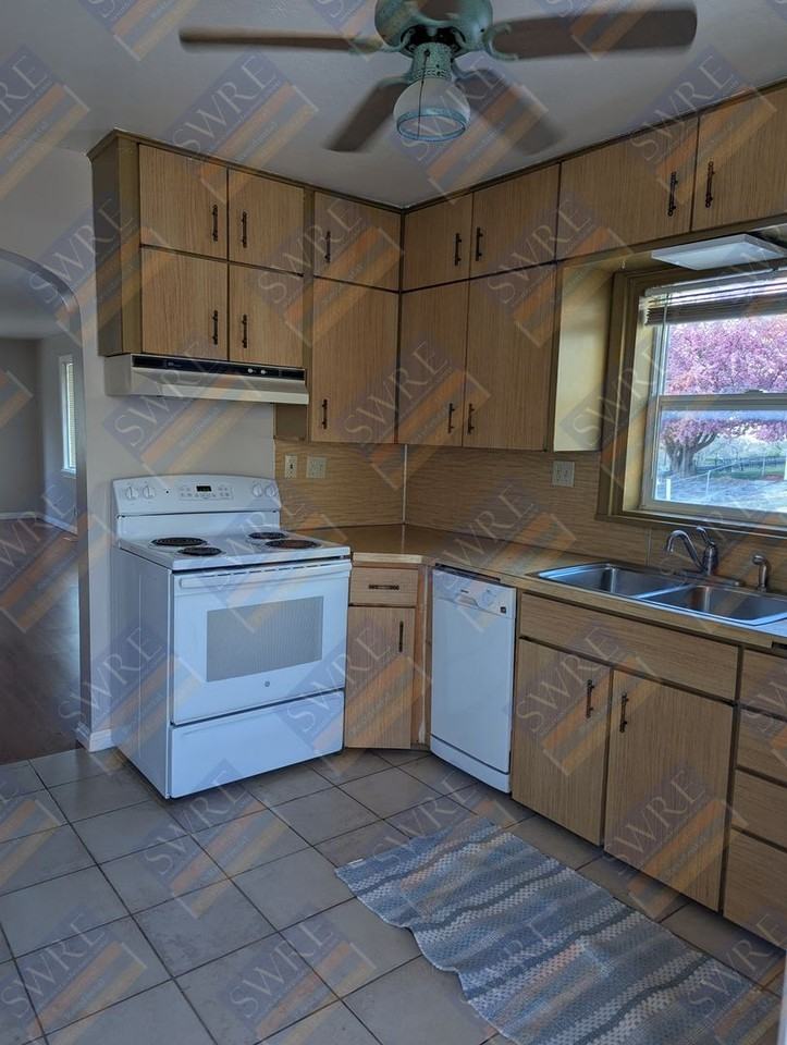 160 W 2nd North St - Photo 4 of 13