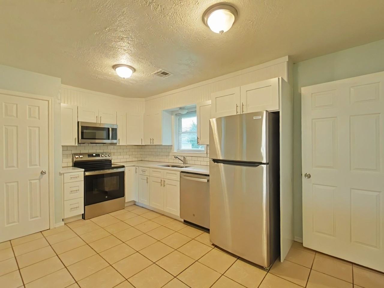 318 Nw 62nd St - Photo 4 of 14