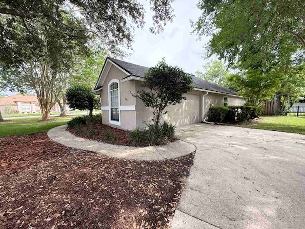 816 Brookstone Ct - Photo 3 of 46