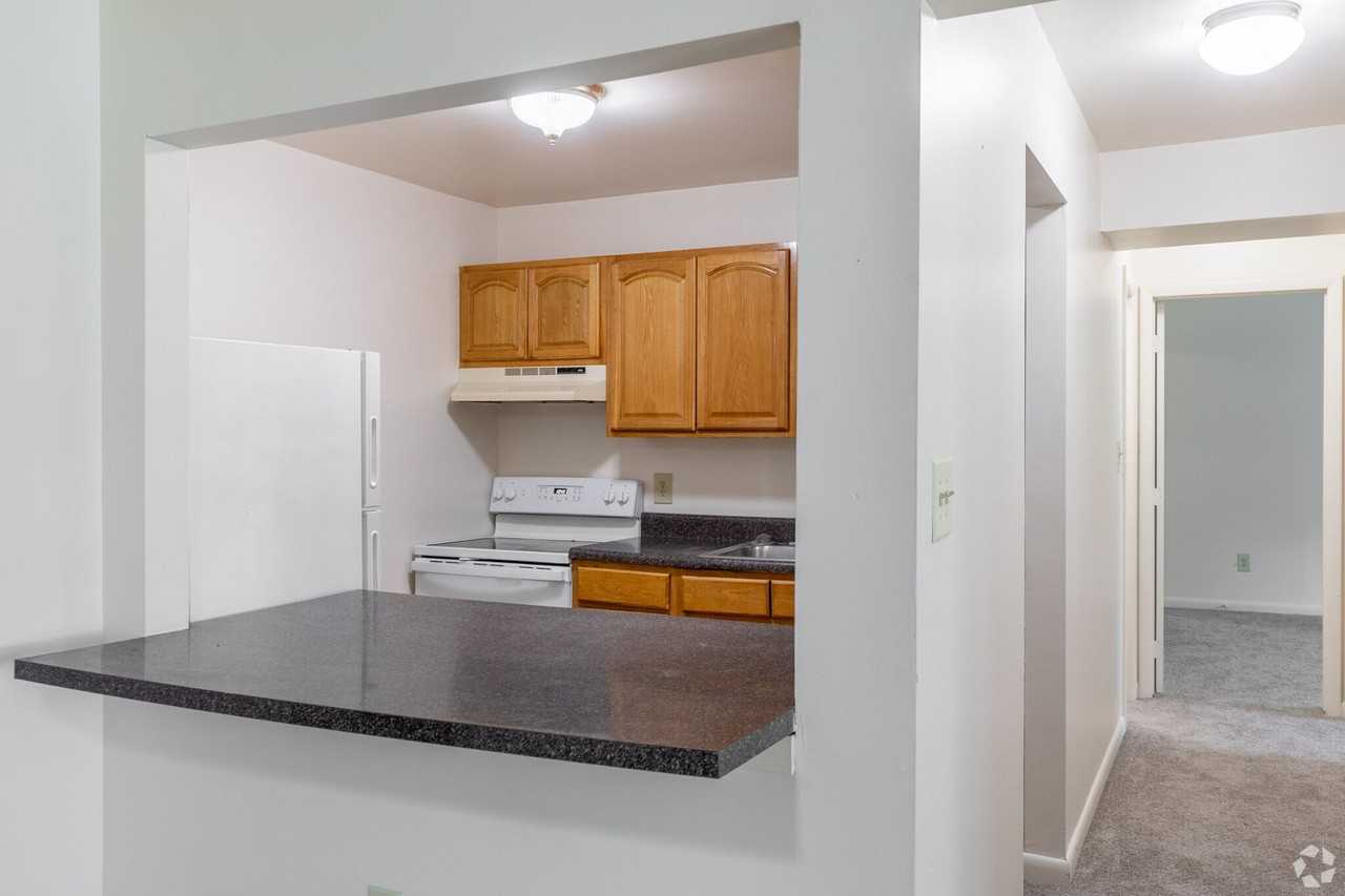 Emerald Pond Estates | Renovated 1 & 2 Bedroom Apartments - Photo 2 of 19