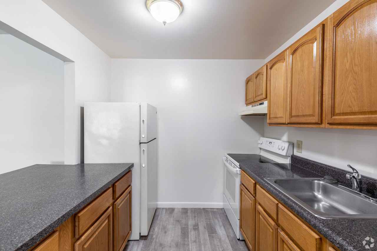 Emerald Pond Estates | Renovated 1 & 2 Bedroom Apartments - Photo 3 of 19