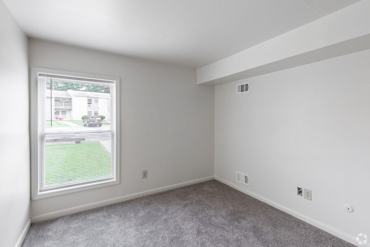 Emerald Pond Estates | Renovated 1 & 2 Bedroom Apartments - Photo 4 of 19