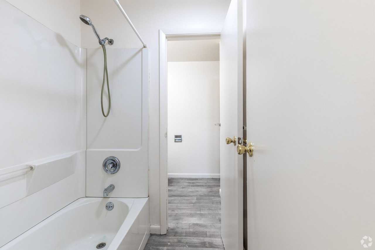 Emerald Pond Estates | Renovated 1 & 2 Bedroom Apartments - Photo 6 of 19