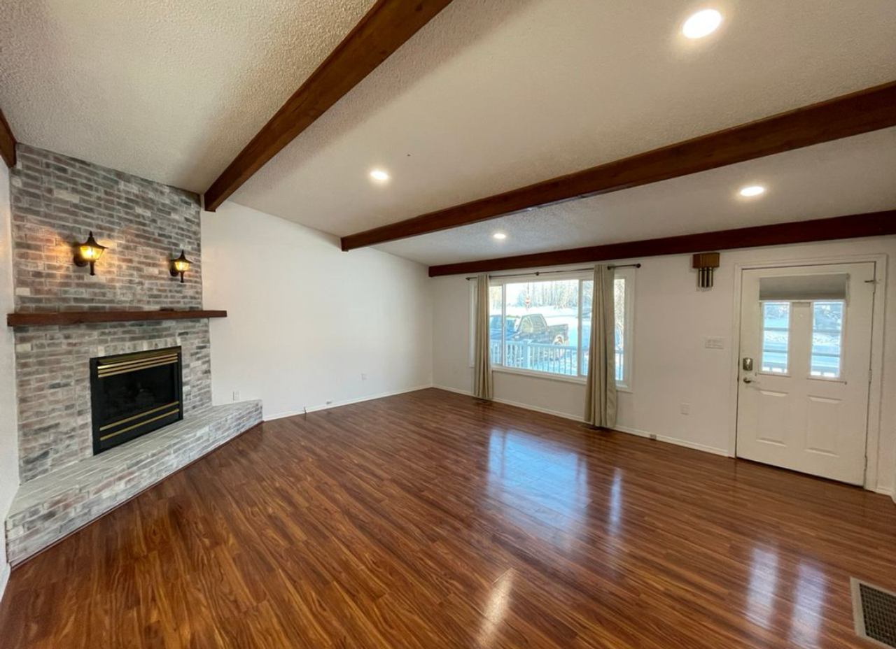564 N Denali St - Photo 3 of 16