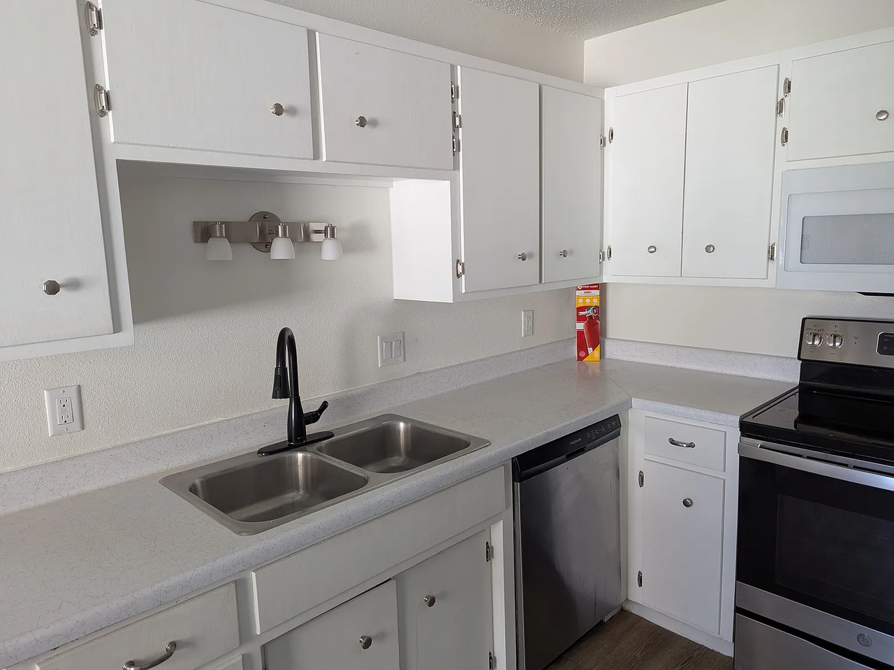 950 5th Ave W - Photo 2 of 22