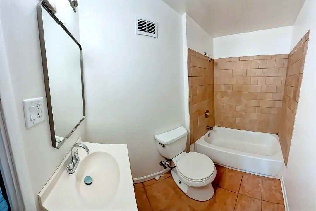 1635 Oak St #1B - Photo 5 of 6