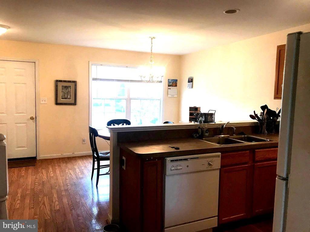 32 Sanford Dr #32 - Photo 4 of 12