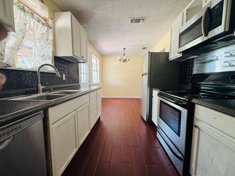 1112 Estate Dr - Photo 2 of 4